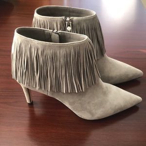 Ankle boots with fringes